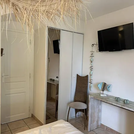 équipée Avec Jardin à 50m De La Et Commerces - Fr-1-100-238 Villa *